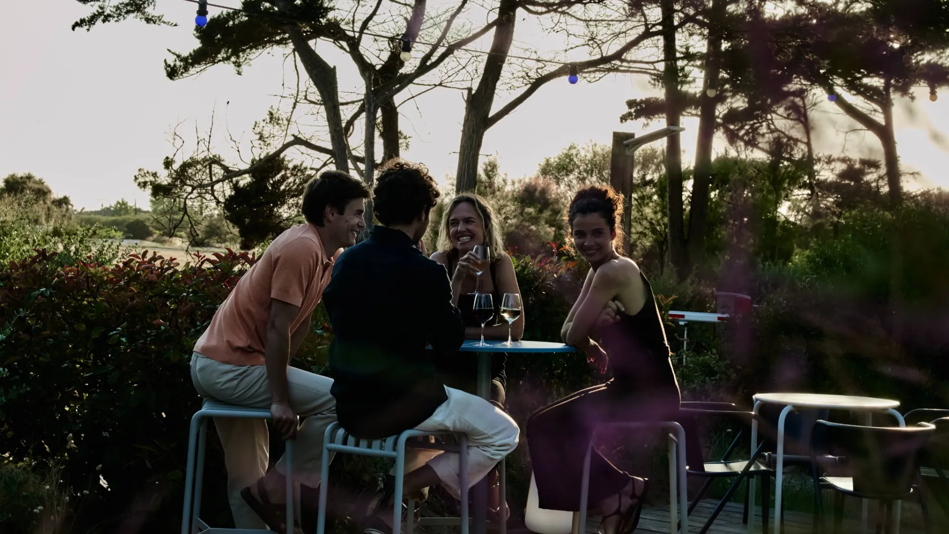 Apéro entre amis sur la terrasse du bar restaurant - Coucou le Phare